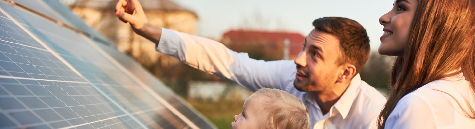 Famille qui regarde les panneaux solaires